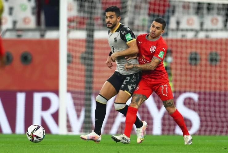 Dudu (à direita) disputa a bola na derrota do Al Duhail para o Al Ahly no Mundial de Clubes — Foto: REUTERS/Ibraheem Al Omari