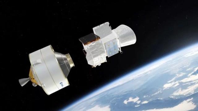Missão tem três componentes: o módulo de transferência (esq.) usa propulsão elétrica para impulsionar os satélites e orbitadores (dir.) — Foto: ESA