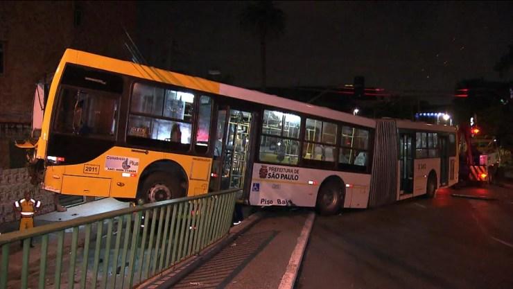 Ônibus ficou com a frente pendurada  — Foto: Reprodução/TV Globo