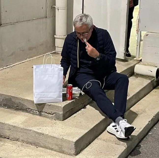 José Mourinho jantando do lado de fora do vestiário — Foto: Reprodução/Instagram