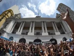 Professores realizam protesto em frente a Câmara Municipal do Rio de Janeiro, chegando a interditar a Avenida Rio Branco. Integrantes do Black Bloc participam da passeata. (Foto: Reynaldo Vasconcelos/Futura Press/Estadão Conteúdo)