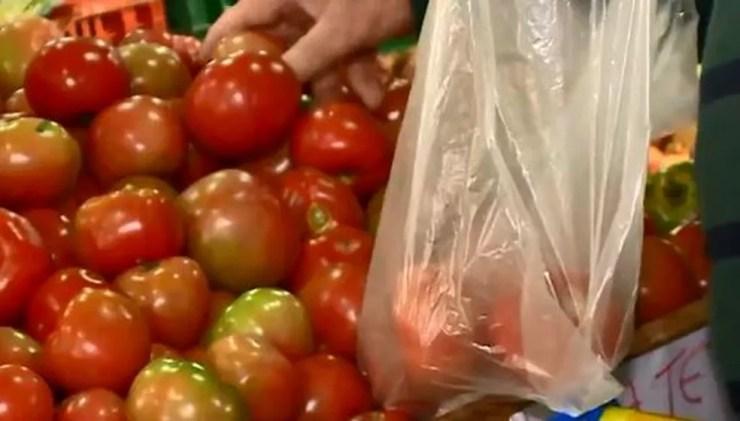 Preço do tomate diparou 50% em novembro, segundo o IBGE — Foto: Reprodução/NSC TV