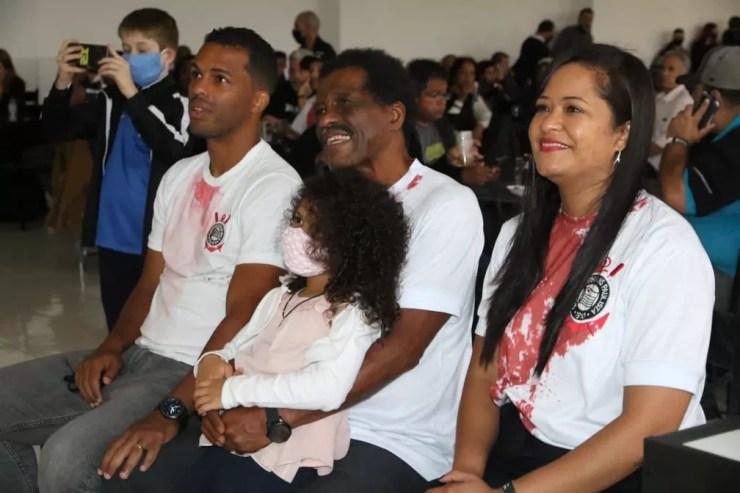 Zé Maria com a neta e os filhos Fernando Lázaro e Beth em evento no Corinthians — Foto: José Manoel Idalgo