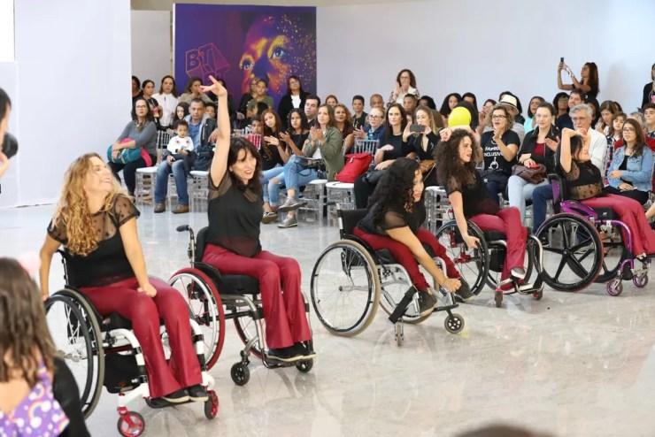 Dançarinas do 'Street Cadeirante' durante apresentação em Brasília — Foto: Fashion Inclusivo/Divulgação