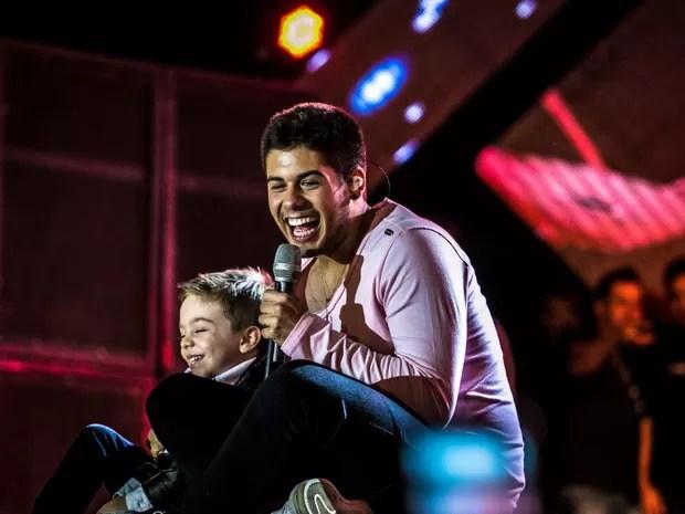 Felipe Marcondes de 5 anos, fã do cantor Leonardo, sobe ao palco para cantar com Zé Filipe no Rodeio de Sertãozinho, SP (Foto: Equipe MW Produções/Divulgação)