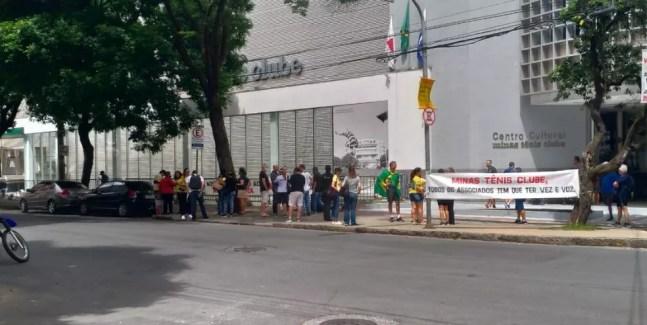 Grupo de associados do Minas protesta contra demissão de Maurício Souza — Foto: Reprodução/Internet