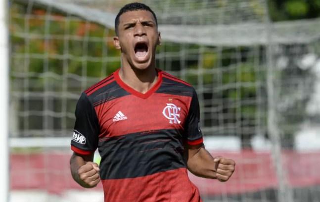 Petterson comemora gol pelo time sub-17 do Flamengo — Foto: Marcelo Cortes/C.R. Flamengo