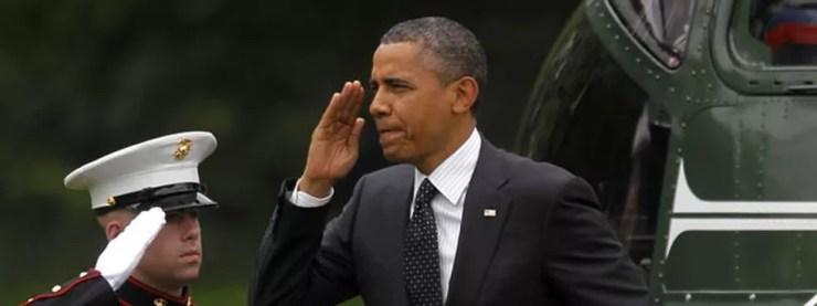 O ex-presidente dos EUA Barack Obama costumava cumprimentar com continência soldados e marines que o aguardavam — Foto: Agência AP