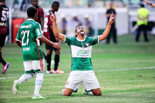 Gol de Henrique Dourado na última rodada ajudou a livrar Palmeiras de nova queda — Foto: Marcos Ribolli