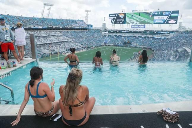 Torcedor dos Jaguars pode assistir ao jogo da equipe enquanto toma banho de piscina. — Foto: Scott Halleran/Getty Images