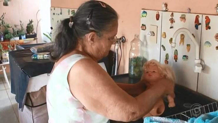 Aulistella Camargo lava as bonecas que chegam em sua casa (Foto: Reprodução/TV TEM)