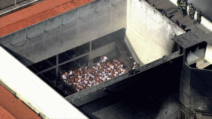 Presos ficam reunidos em pátio após rebelião (Foto: Reprodução/TV Globo)