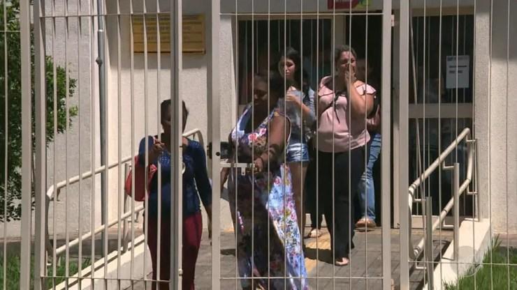 Reféns deixam agência dos Correios em Santa Bárbara D'Oeste (Foto: Reprodução/EPTV)