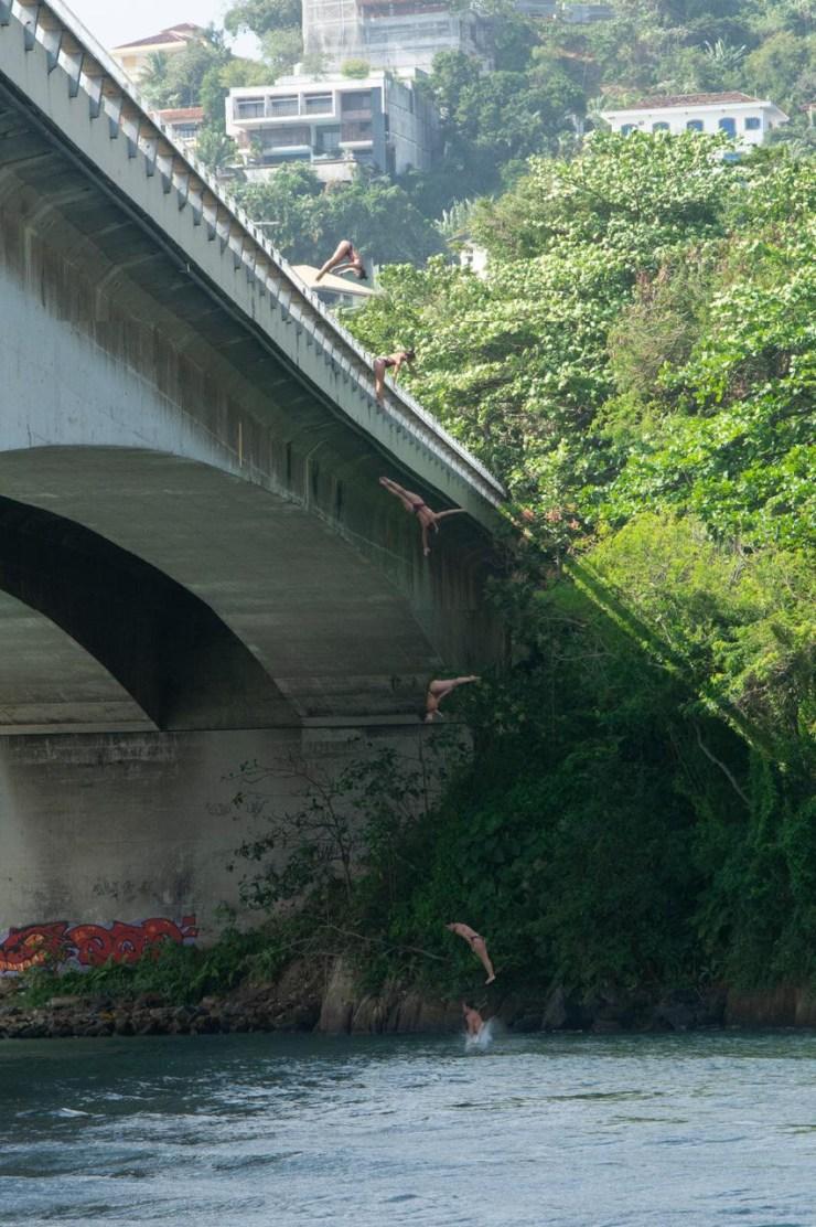 Jaki Valente executa salto direto de uma ponte, no Rio de Janeiro - Benjamin Alencar