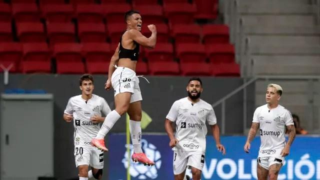 Marcos Leonardo, do Santos, comemora gol contra o San Lorenzo