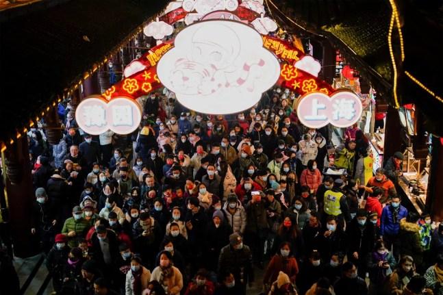 Pessoas caminham por uma área decorada com lanternas durante celebrações do Ano Novo Chinês no Yu Garden, em Xangai, China, nesta terça-feira (1°) — Foto: Aly Song/Reuters