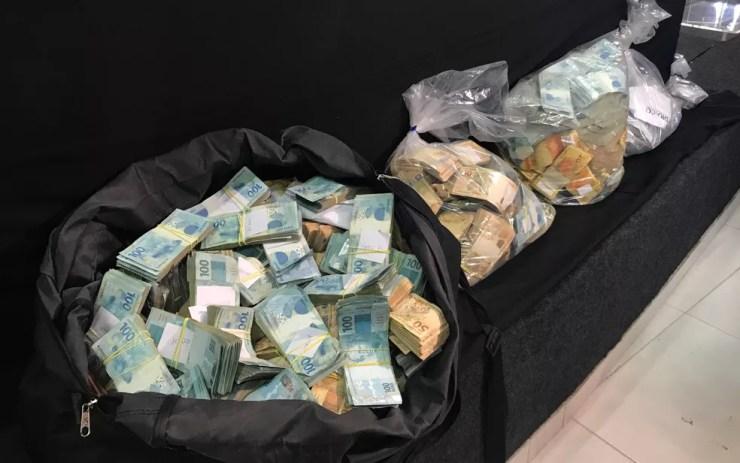 Parte do dinheiro apreendido com suspeitos de integrar facção criminosa em Goiás — Foto: Vanessa Chaves/G1