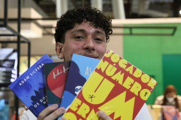 Mateus Henrique Santos, 17 anos,  visita a 26ª Bienal Internacional do Livro de São Paulo, no Expo Center Norte.