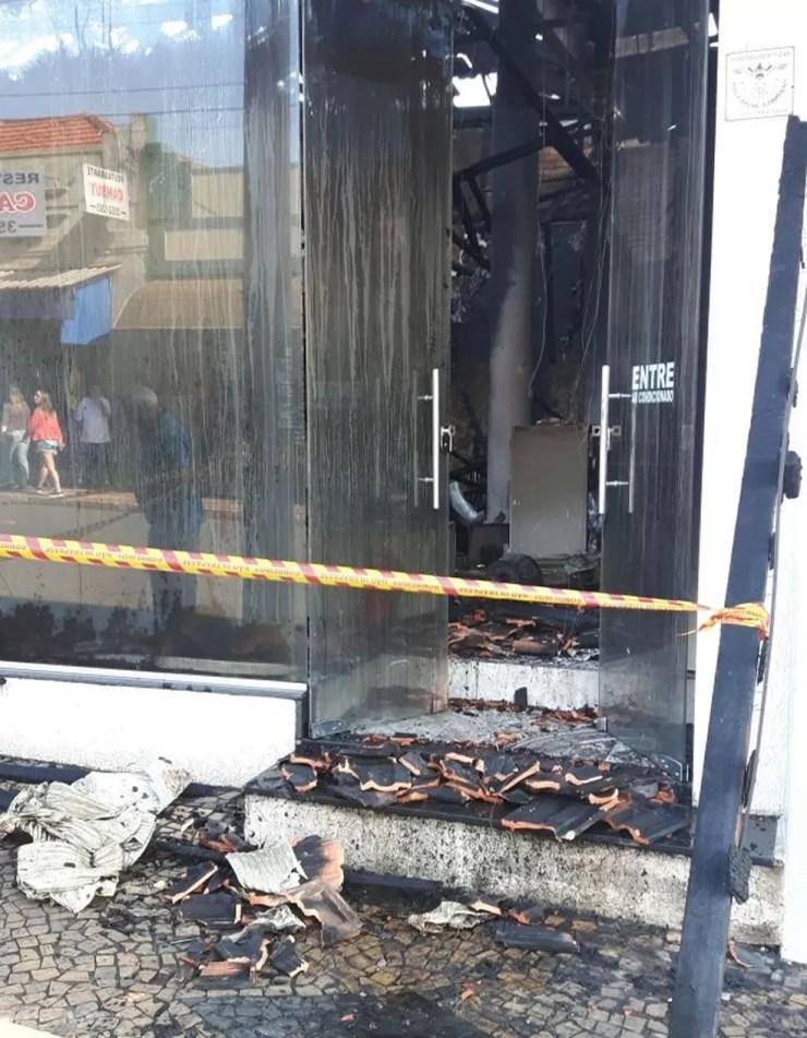Fogo também atingiu loja que fica ao lado do bar (Foto: Monize Poiani/TV TEM)