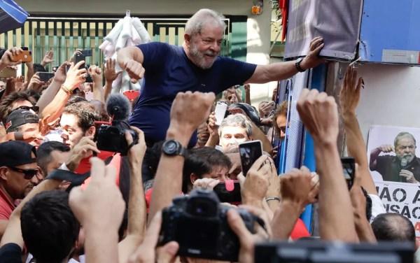 Ex-presidente está preso desde abril em Curitiba. Na foto de arquivo, ele é carregado por militantes após ato político em São Bernardo do Campo, horas antes de se entregar à PF (Foto: Andre Penner/AP Photo)