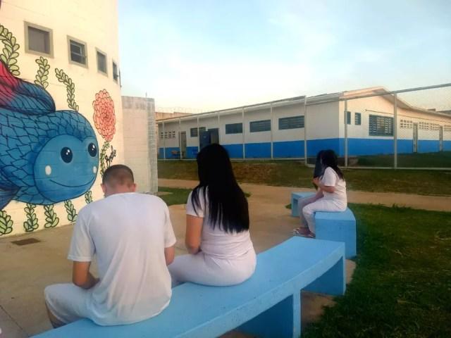 Adolescentes de 16 e 17 anos que cumprem pena na unidade mista de internação em Santa Maria, no DF — Foto: Marília Marques/G1