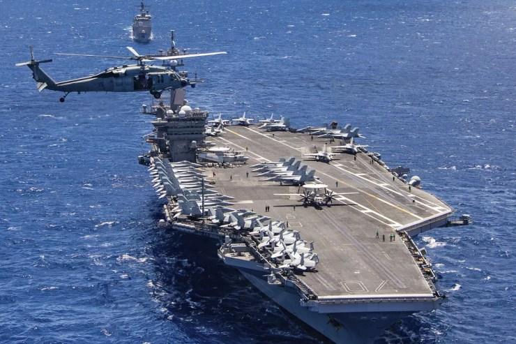 Porta-aviões USS Carl Vinson participa de uma exercício da Orla do Pacífico, na costa do Havaí, em 26 de julho de 2018 — Foto: Marinha dos EUA via AP