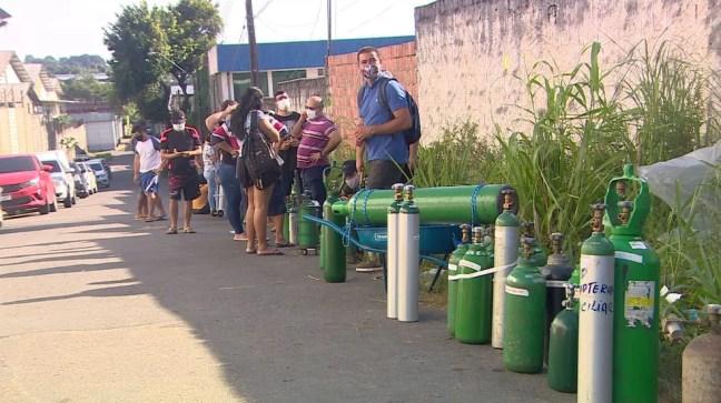 Fila para comprar oxigênio em Manaus. — Foto: Rede Amazônica