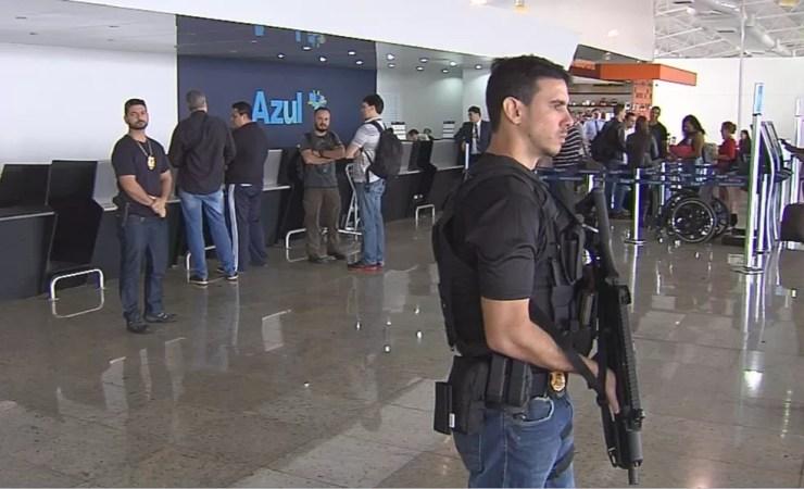Policiais escoltam João Felipe no aeroporto (Foto: Reprodução/TV TEM)