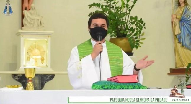 Padre Tiago Pedroso Romancini durante missa em que pede título do Palmeiras — Foto: Reprodução/paróquia Nossa Senhora da Piedade