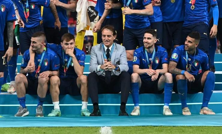 Mancini com jogadores da Itália após premiação — Foto: REUTERS/Michael Regan