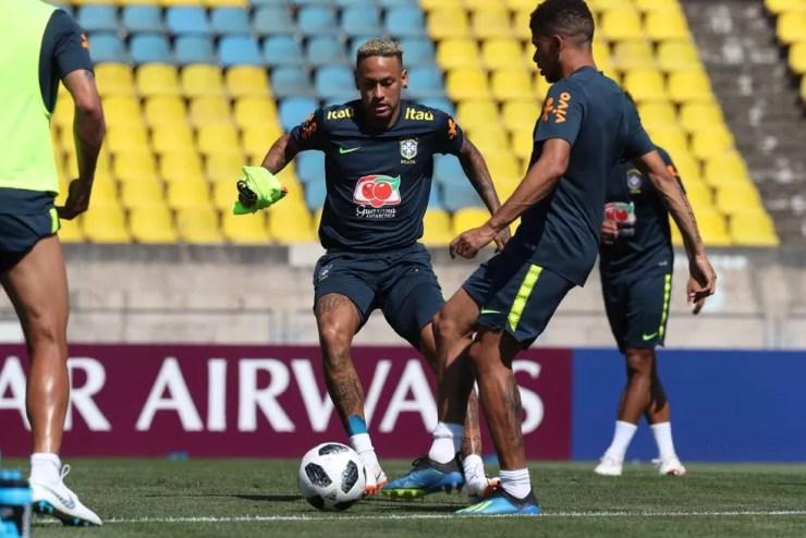 Neymar trabalhou com bola nesta quarta-feira (Foto: Lucas Figueiredo/CBF)