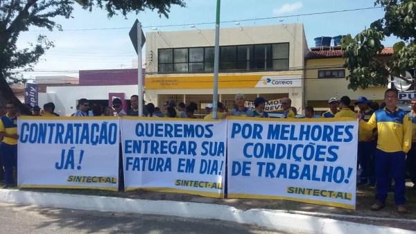 Trabalhadores dos Correios entram em greve em Alagoas (Foto: Marcos Rolemberg/G1)