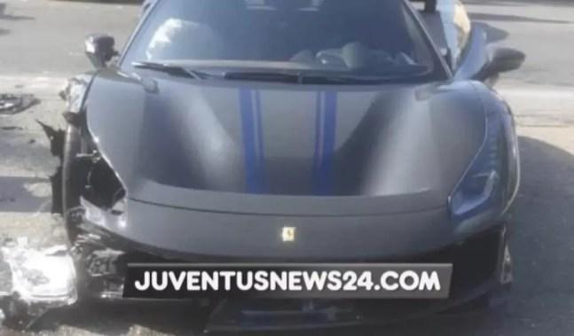 Ferrari do volante Arthur, após o acidente em Turim: jogador brasileiro estava a caminho do centro médico da Juventus — Foto: Reprodução/JuventusNews24