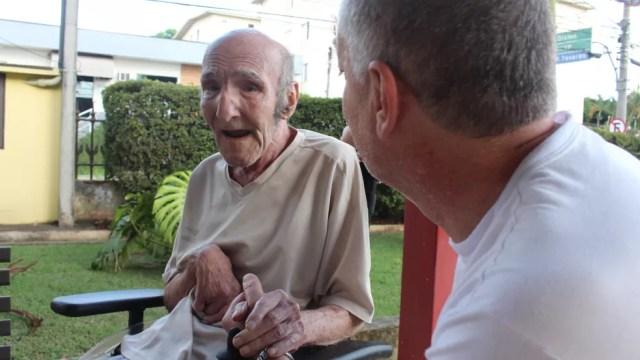 Michel conversa com Juan sobre histórias que viveram juntos (Foto: Kauanne Piedra/G1)