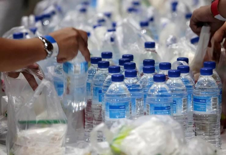 Sacolas de plástico e garrafas distribuídas durante evento em Singapura, em 28 de abril  — Foto: Feline Lim/ Reuters
