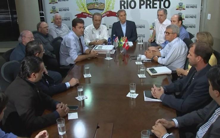 Reunião entre prefeitura e possíveis parceiros do Ielar (Foto: Reprodução/TV TEM)