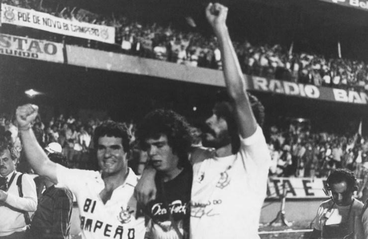 Casagrande e Sócrates pelo Corinthians em 1983 — Foto: Domicio Pinheiro / Estadão Conteúdo