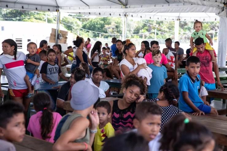 Famílias venezuelanas acompanham comunicado sobre escolhidos para interiorização em tenda de um abrigo da Operação acolhida em Boa Vista — Foto: Fábio Tito/g1