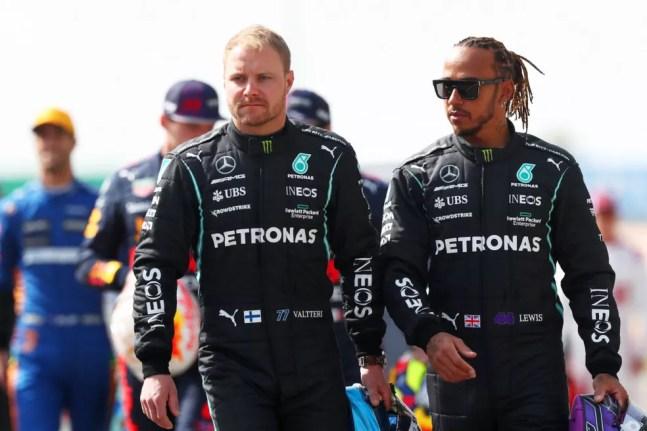 Lewis Hamilton e Valtteri Bottas na pré-temporada da F1, no Bahrein — Foto: Dan Istitene - via Getty Images