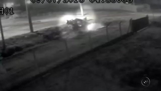 Vídeo mostra momento em que suspeitos incendeiam carro em Guapiaçu (Foto: Reprodução/TV TEM)