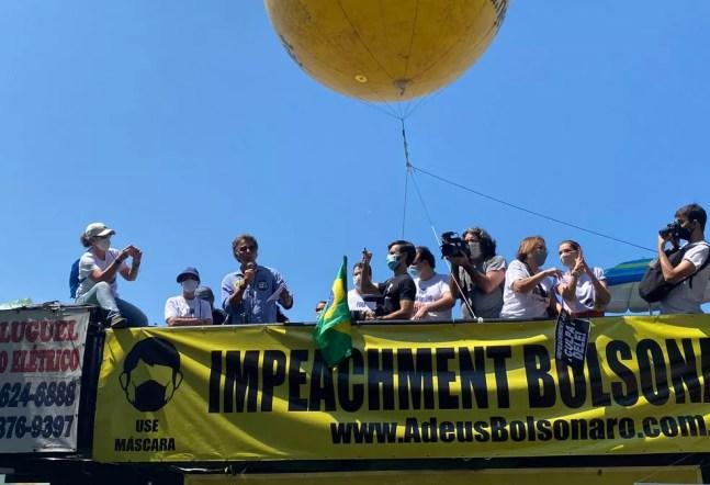 Manifestantes pedem o impeachment do presidente Jair Bolsonaro durante ato em Copacabana na manhã deste domingo (12) — Foto: G1 Rio