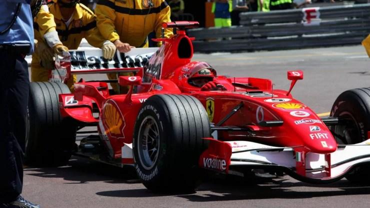 Carro de Schumacher "parou" no fim da classificação do GP de Mônaco de 2006, acionando a bandeira amarela — Foto: Motorsport Images