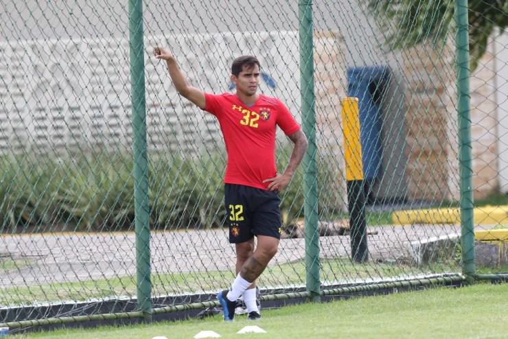 Everton Felipe está à espera de uma resolução da negociação do São Paulo com o Sport (Foto: Aldo Carneiro/ Pernambuco Press)