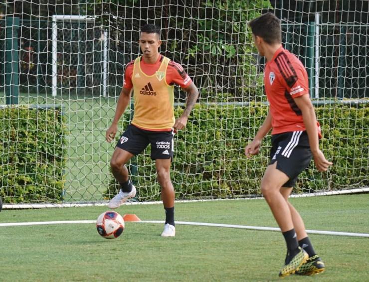 Igor Vinicius voltou a trabalhar com bola no treino desta quarta no São Paulo — Foto: Fellipe Lucena/saopaulofc