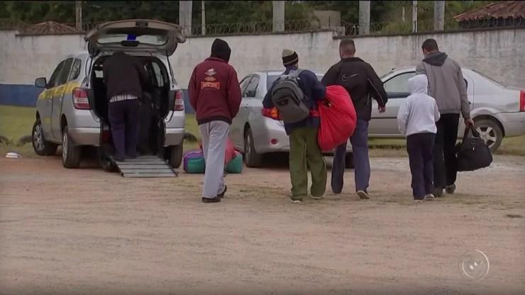 Famílias buscam pacientes diariamente no ginásio de Araçoiaba da Serra (Foto: Reprodução/TV TEM)