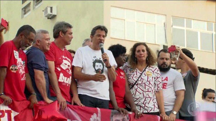 Candidato do PT, Fernando Haddad, faz campanha no Rio de Janeiro