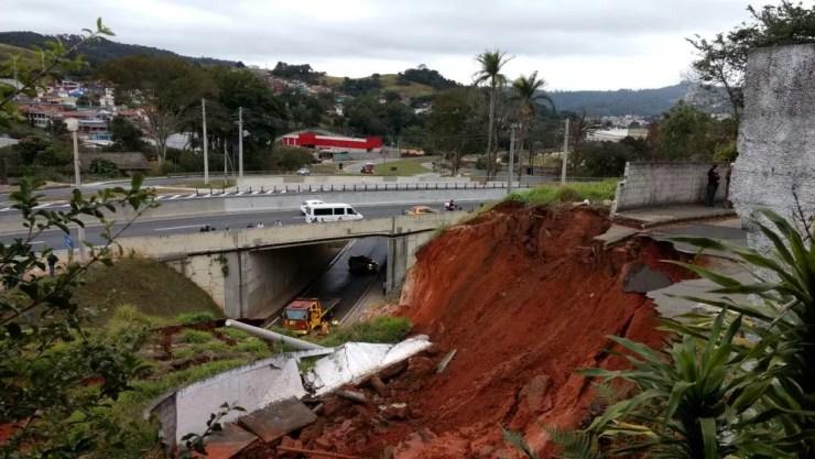 Trecho da Raposo Tavares ficou interditado após desmoronamento, em São Roque  (Foto: Jornal O Democrata/Divulgação)