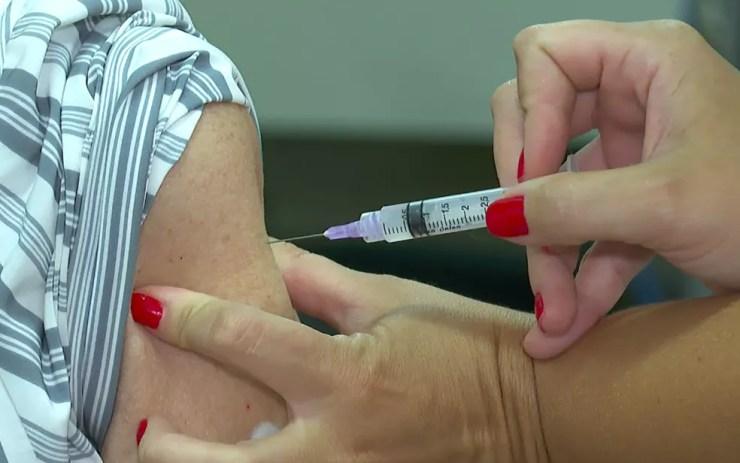 Aplicação de vacina contra Covid-19 na região de Ribeirão Preto (SP) — Foto: EPTV/Reprodução/Arquivo