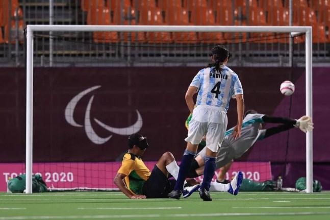 Nonato chuta para fazer o gol sobre a Argentina — Foto: Buda Mendes/Getty Images