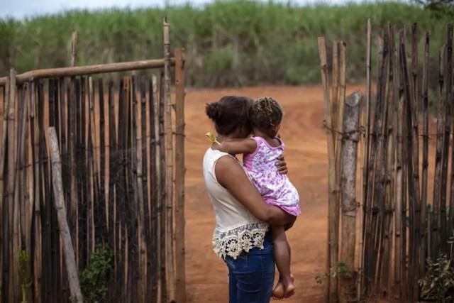 Jovana, de 20 e poucos anos, com sua filha pequena. Elas vivem no estado de Minas Gerais e, assim como outros moradores, disse que aviões fazem aplicações frequentes de agrotóxicos sobre as casas da sua comunidade. (Foto:  Marizilda Cruppé/Human Rights Watch )